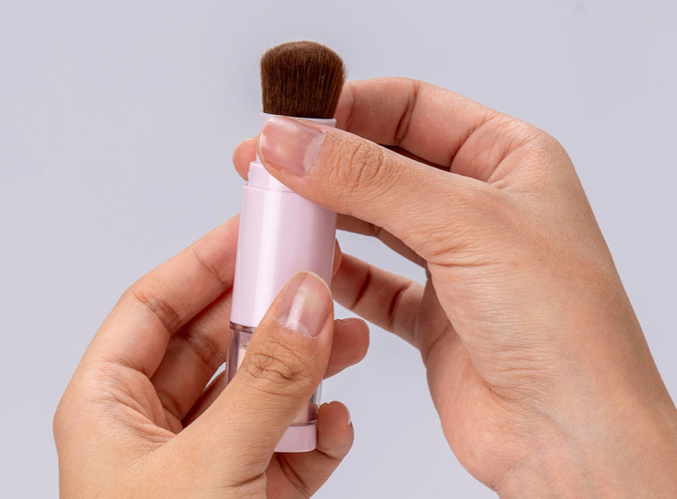 手を汚さずに、UVケア＆メイク直し